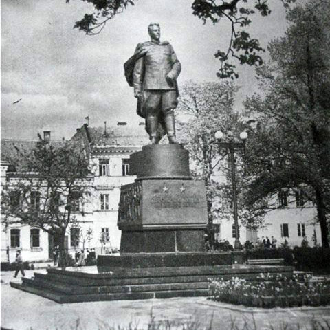 Памятник генералу Черняховскому, 1950 г.