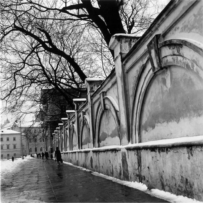 Забор Дома офицеров (Президентского дворца) на пл. М.Кутузова (С.Дауканто). 1967 г.