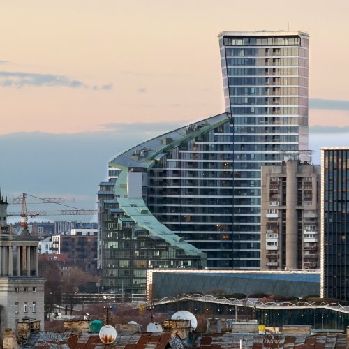 Небоскребы по обе стороны реки